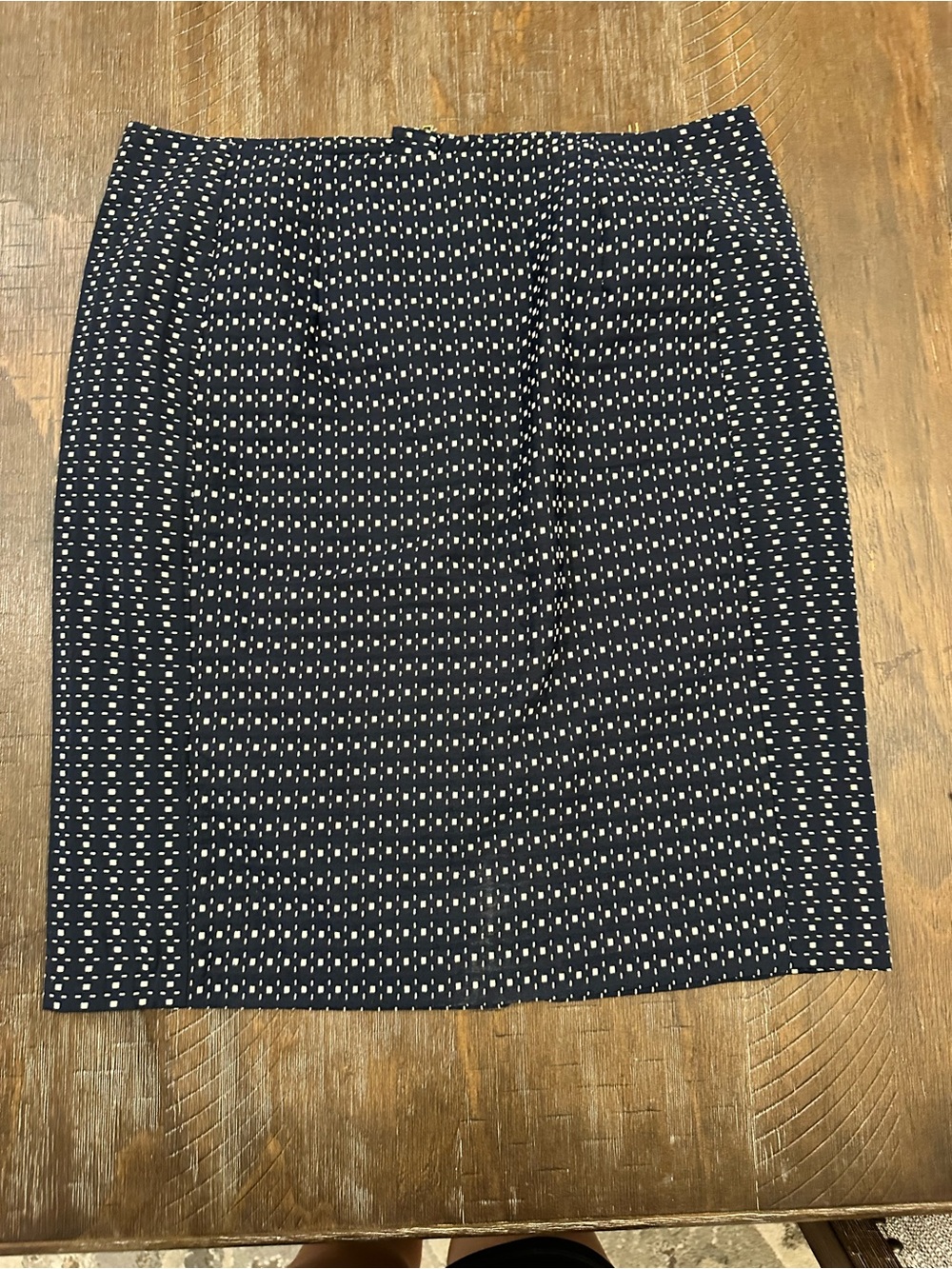 Tommy Hilfiger black with white polka dot midi skirt in a size 6 #preppy #classi